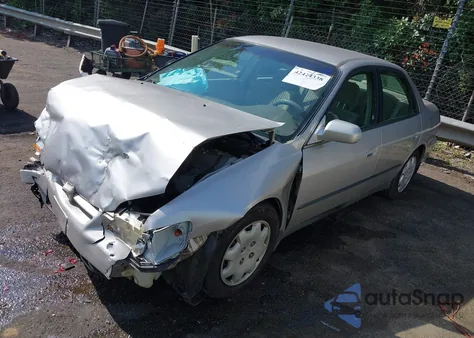 1998 Honda Accord Lx z USA, uszkodzony, nr VIN 1HGCG5648WA084802